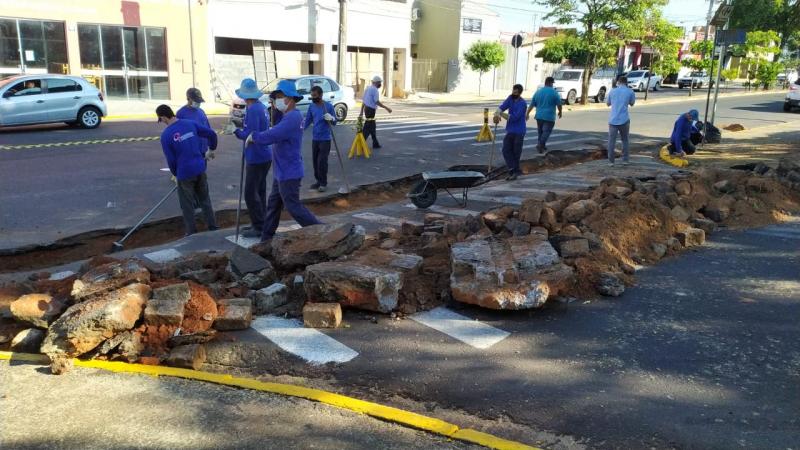 Sosp e Prudenco realizam reparos na sarjeta do cruzamento