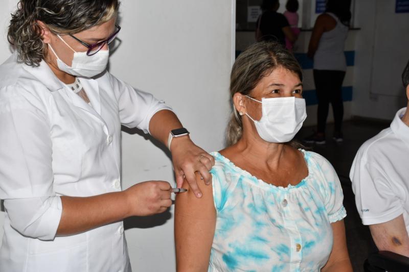 Imunização de profissionais da educação e idosos de 67 anos começa mais cedo do que previsto inicialmente