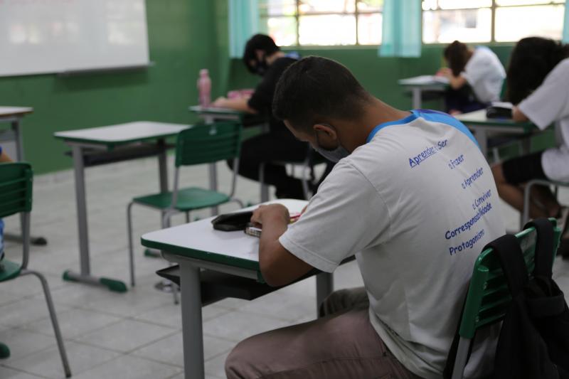 Taxa de Covid nas escolas é “muito inferior” à observada no Estado