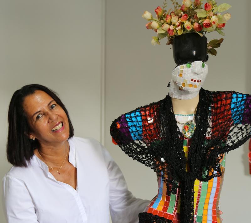 Mara e sua obra de arte, uma manequim representando Frida Kahlo