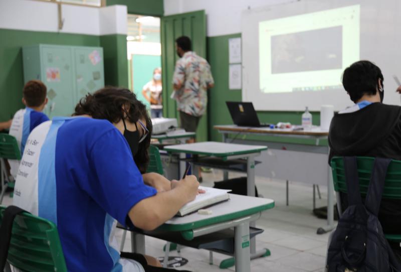 Contágios foram verificados em 1.079 escolas, afirma Apeoesp 