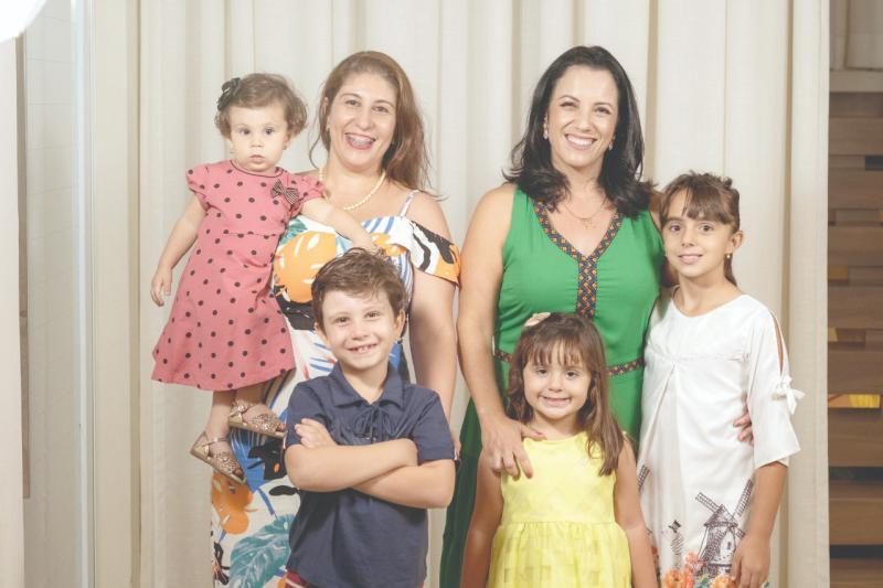 Gisele Tomé e Fabiana Diniz com os filhos: mães e empresárias