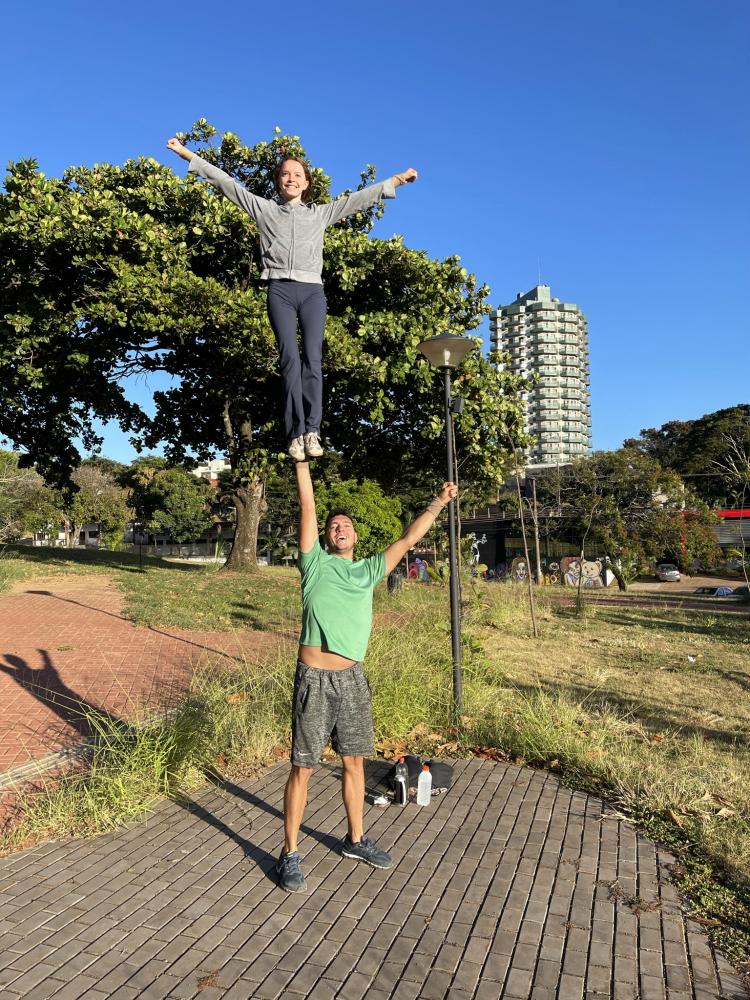 Cauê Madureira e Evelyn: movimentos sincronizados