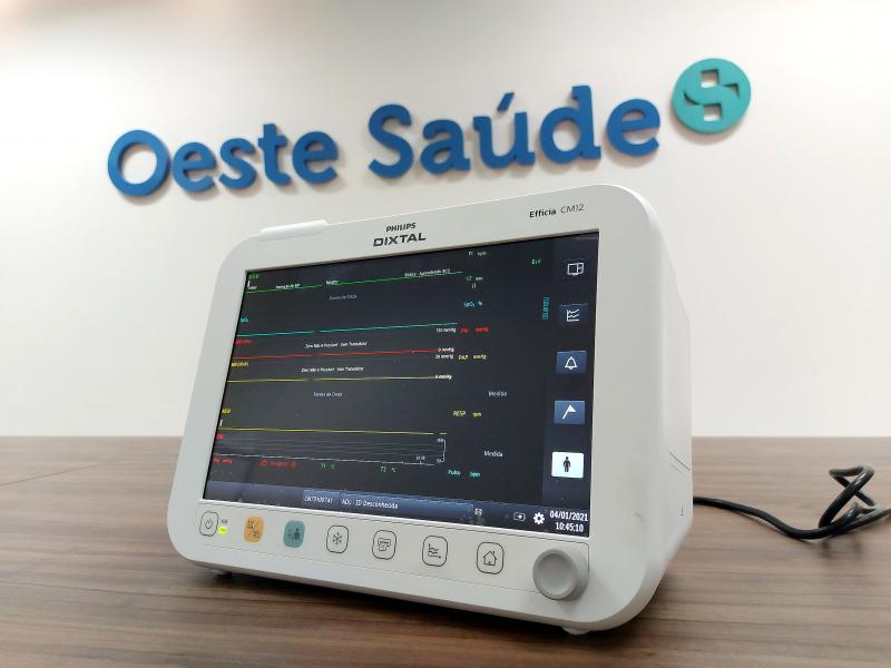 Uma das ações foi a entrega de um monitor multiparâmetro, cedido à Santa Casa. Trata-se de um equipamento capaz de monitorar todos os sinais vitais dos pacientes de casos mais complexos e graves