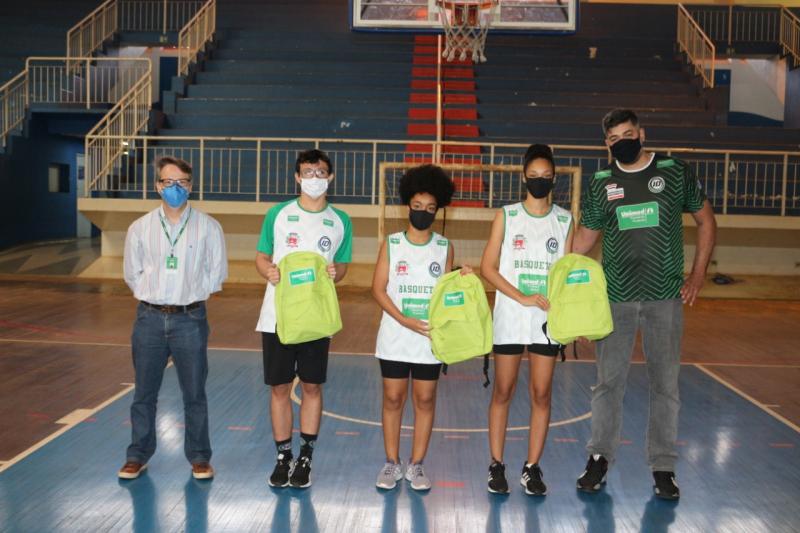 Kits foram entregues aos atletas de basquete e handebol do CTU 