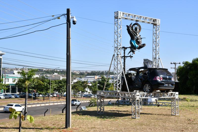 Prefeitura preparou exposição que representa a deterioração após um acidente de trânsito