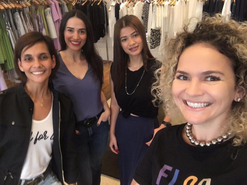 Equipe da Bobstore de Presidente Prudente, recebendo a clientela na campanha do Dia das Mães