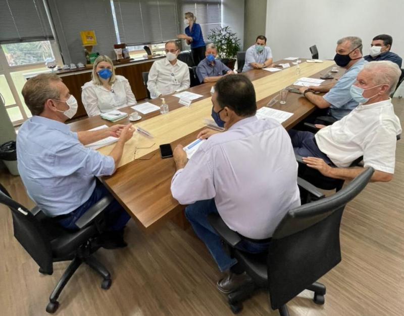 Prefeito Ed Thomas, o vice Izaque Silva, e secretários, reunidos com o presidente do HRCPP, Felício Sylla, a superintendente Mayara Moraes, e o diretor Jorge Guazzi