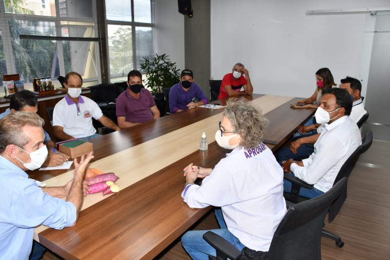 Prefeito e produtores de batata-doce se reuniram ontem para discutir sobre o evento