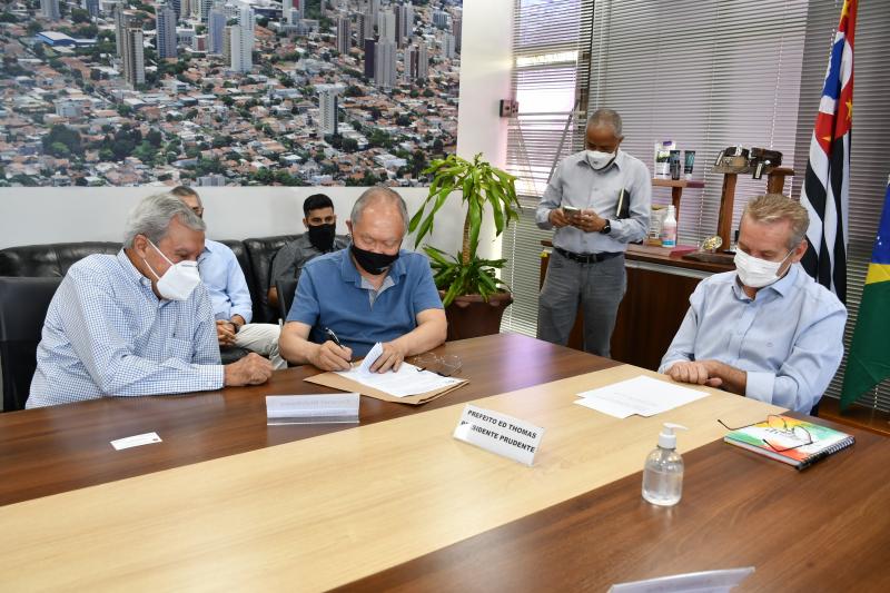 Encontro com deputado ocorreu nesta sexta-feira, no gabinete da Prefeitura