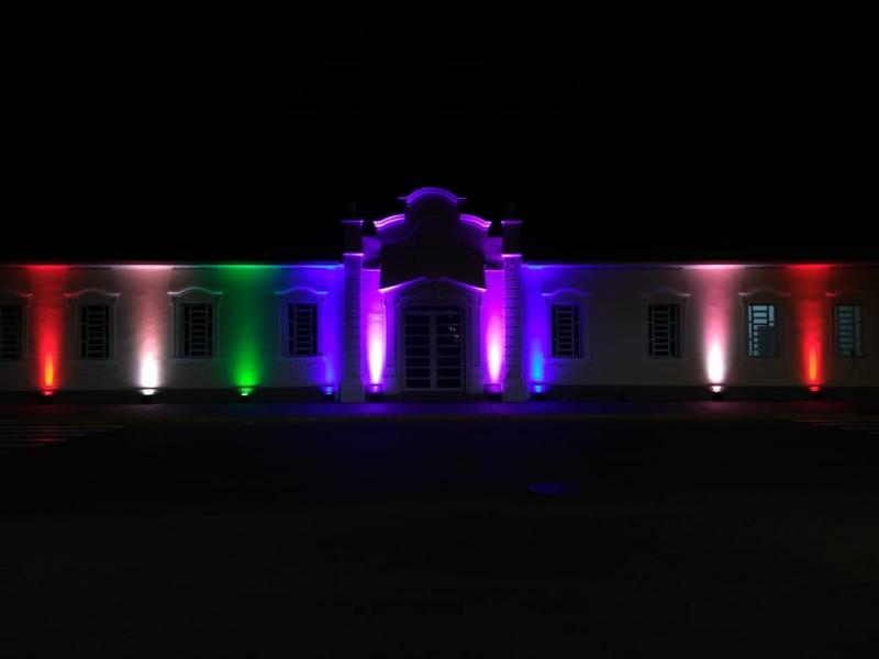 Prédio é iluminado com as cores que representam a diversidade