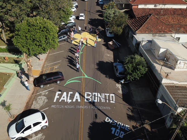 Artista plástico Zeca Agostini pintou mensagem da campanha no chão em frente à Prefeitura