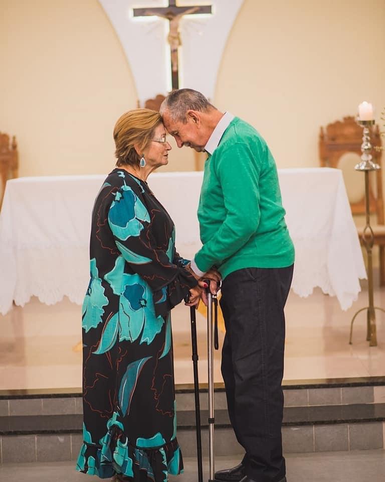 Eles se reuniram em torno do altar, onde receberam as bênçãos do padre Rodrigo Gomes de Moreno