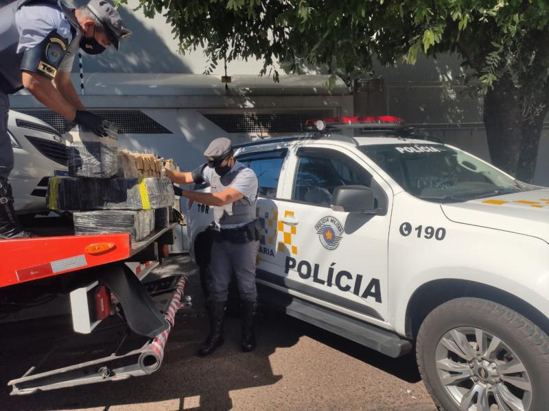 Carro foi abandonado na Avenida Brasil, imediações da Vila São Jorge