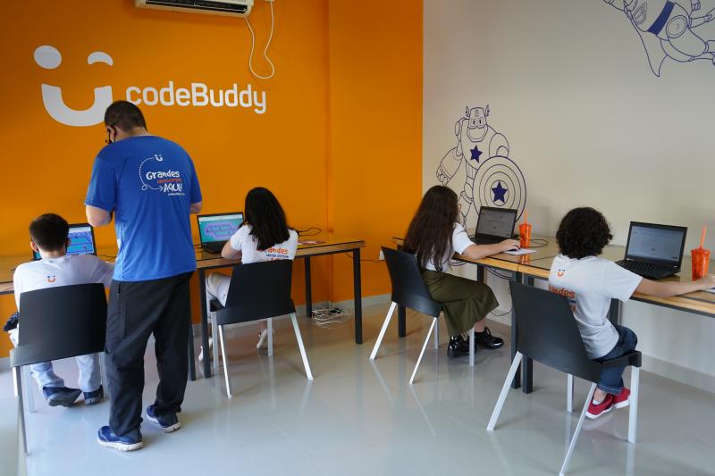 É uma escola de tecnologia para crianças e adolescentes de 7 a 16 anos