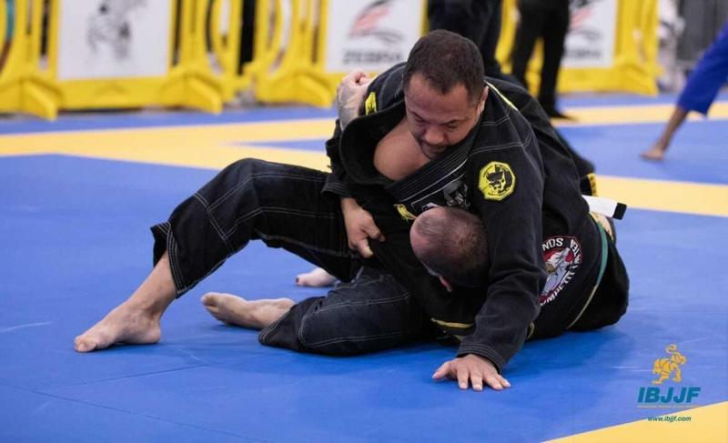 Navarro venceu na categoria leve master de jiu-jitsu