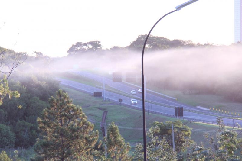  Baixa visibilidade na rodovia por fator climático exige cautela de motorista