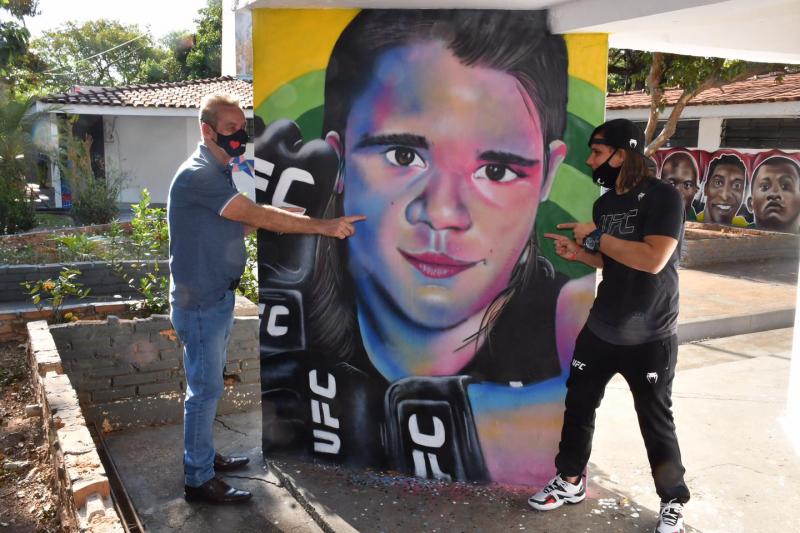 Sorriso foi conhecer a homenagem prestada pela administração municipal 