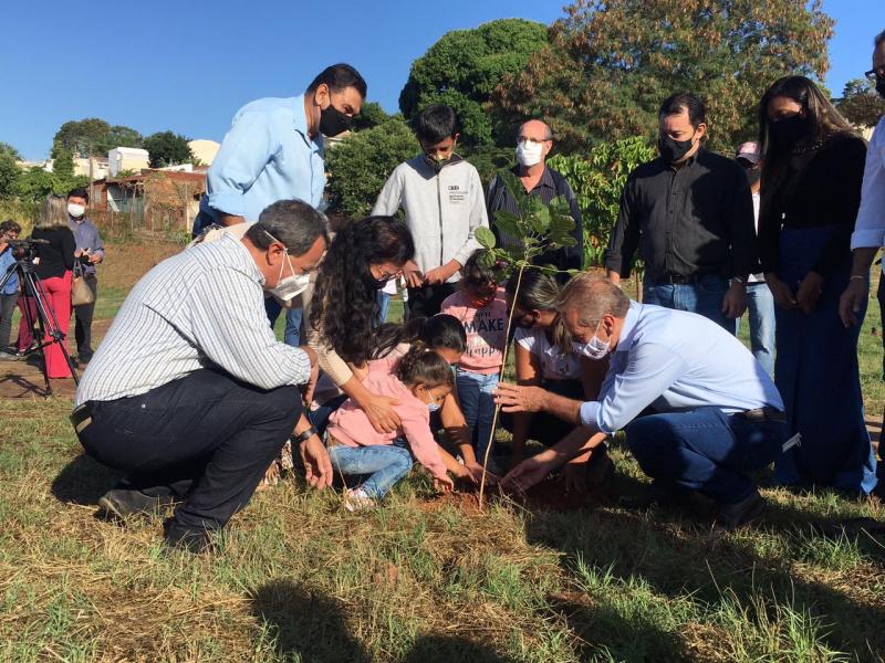 Plantio também faz parte da Semana Mundial do Meio Ambiente