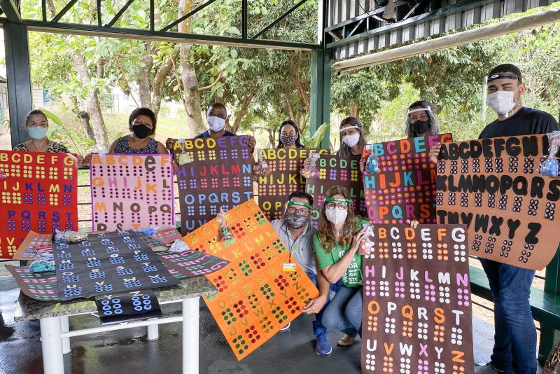 Alunos e professores fizeram a entrega dos alfabetos em Braille na entidade