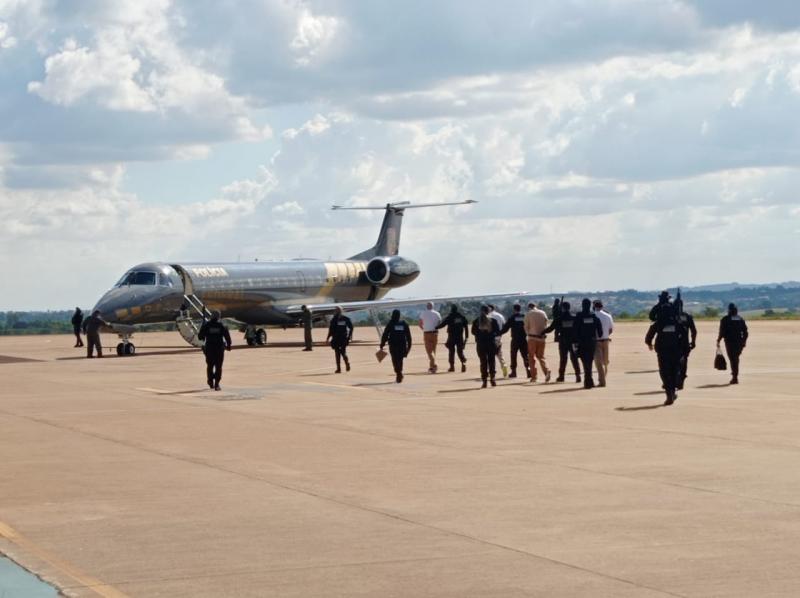 Remoção ocorreu ontem, sob forte esquema de segurança no aeroporto