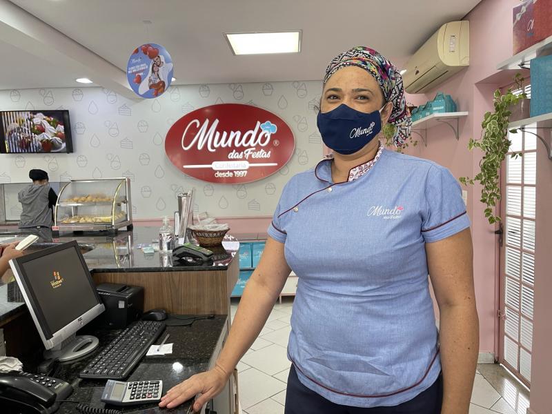 Junto com a mãe, ela apresenta um cardápio repleto de apetitosos salgadinhos fritos e assados, tortas, bolos doces e salgados e docinhos