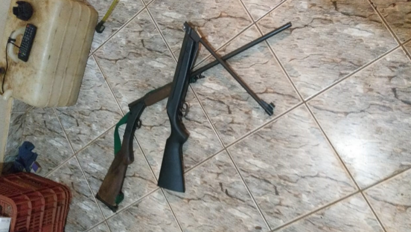 Armas e munições foram apreendidas em imóvel rural