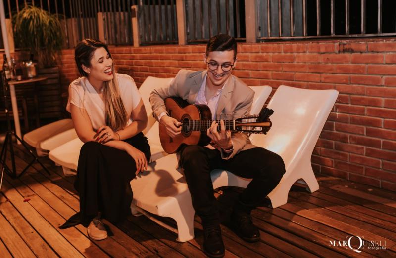 A cantora Tatá Miele e o músico Pedro Zuquerato apresentam o show online em prol da Unipode