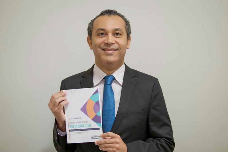 Silas Silva Santos, professor da Unoeste, apresenta seu segundo livro, fruto de sua tese de doutorado