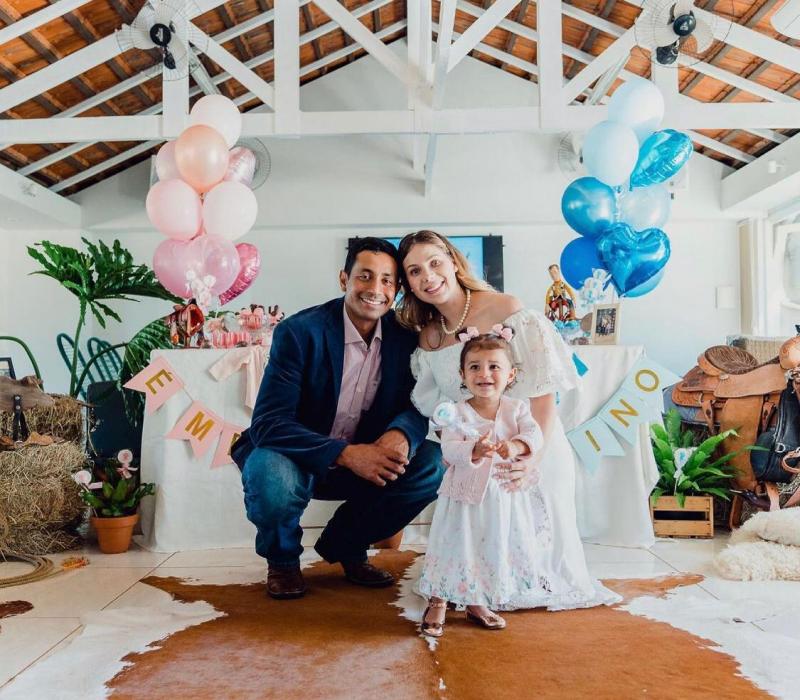 Junior Nogueira e Jaqueline Gasparim Nogueira, com a pequena Isabella, em dia de casamento deles e chá revelação 