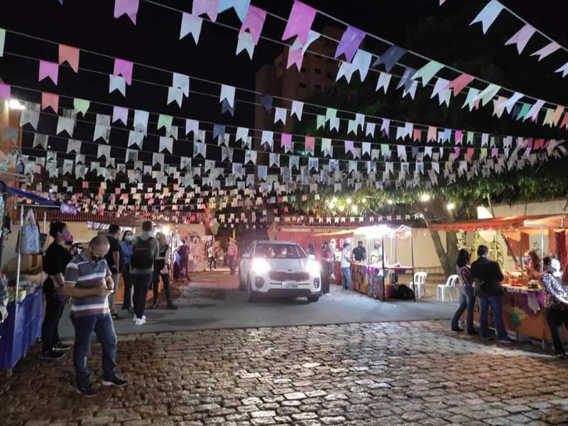 O público passou pela festa de sábado, entregou doações e recebeu pipoca e quentão (sem álcool)