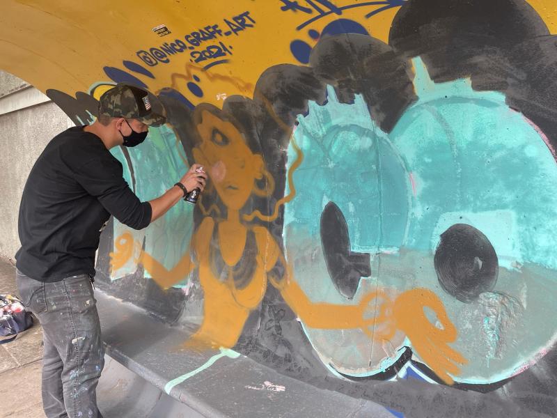 O artista Nico repintou a obra no ponto de ônibus da rua Ciro Bueno