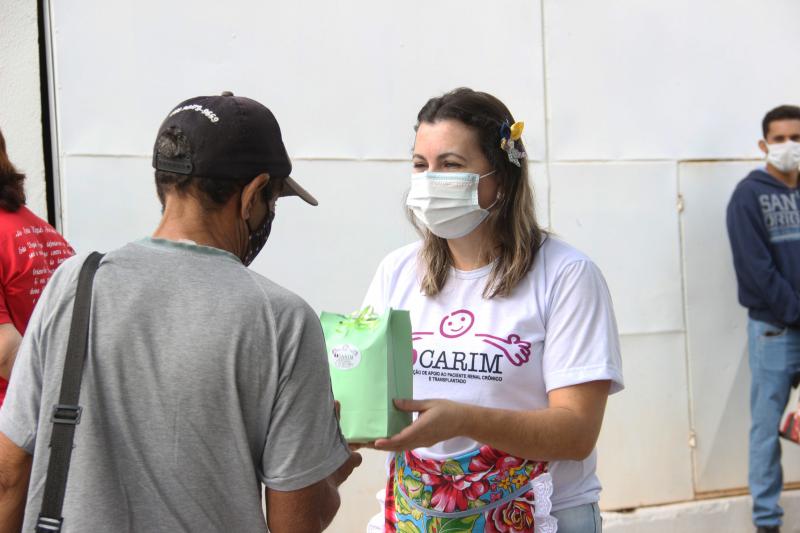 Kits são entregues aos pacientes do lado de fora dos hospitais