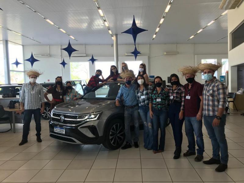 Equipe da Liane Veículos, festejando a chegada do novo utilitário da Volkswagen