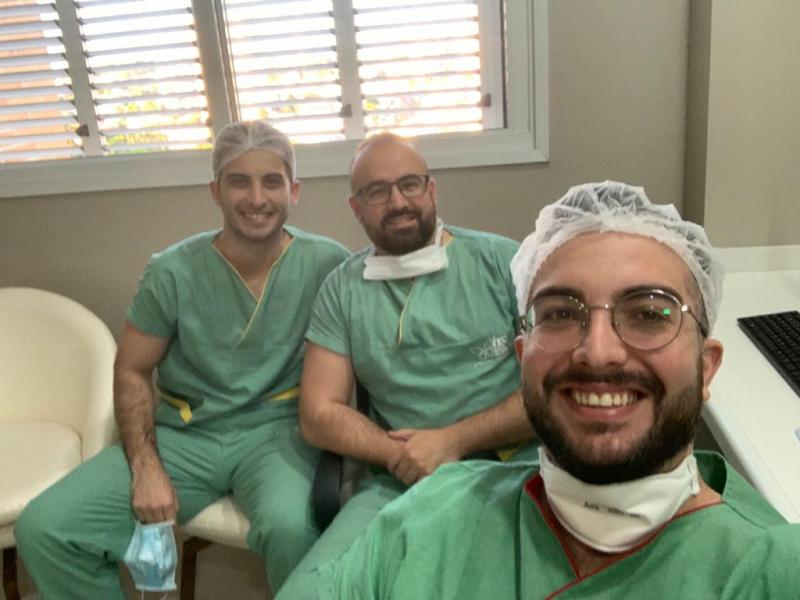 Leandro Garcia, Rafael Mello Vieira e Renan Garcia, no centro cirúrgico do Hospital Regional do Câncer
