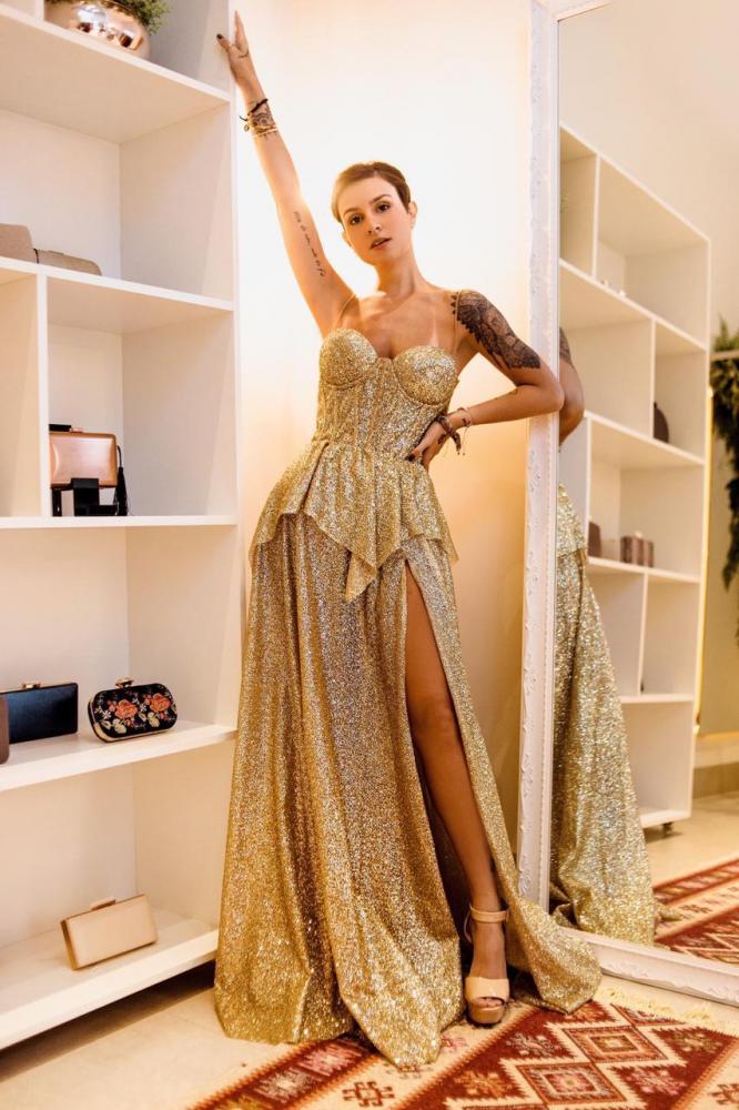 A influencer prudentina, Amanda Lima, posa com um dos vestidos de festa by Camila Mescoloti Atelier