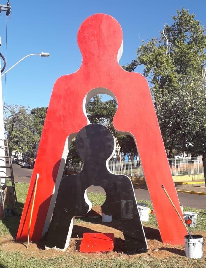 As quatro figuras entrepostas na escultura da arquiteta Suzimeire Zaniboni representam os mártires da revolução de 1932, Martins, Miragaia, Dráusio e o prudentino Camargo