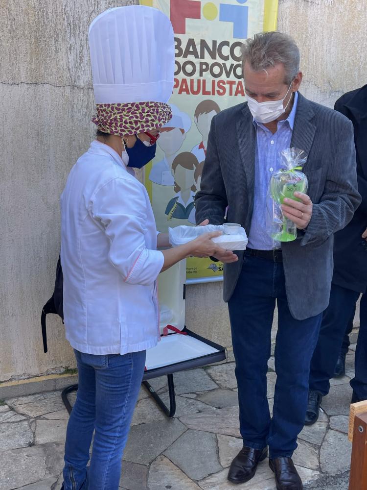 Chef Taise Delli Colli presenteou o prefeito Ed thomas com uma “mamita fit”