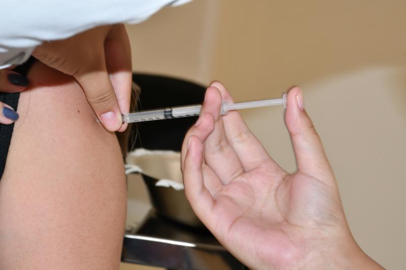 Medida quer coibir os sommeliers de vacina, prática que desacelera a imunização