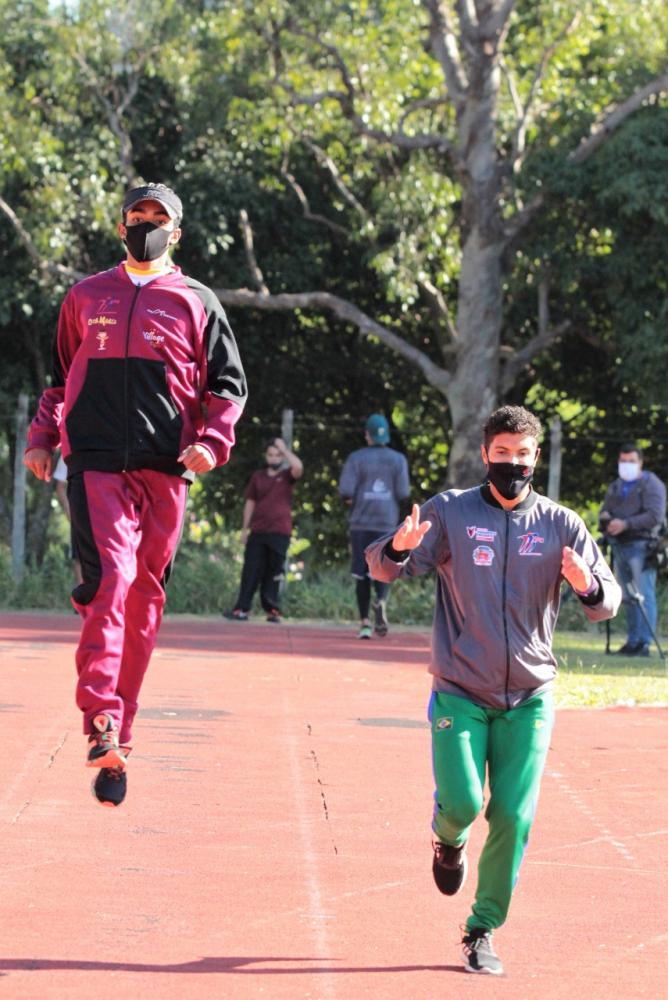 No último sábado Eron e Gabriel voaram alto na pista da Unesp, em último treino antes da viagem 