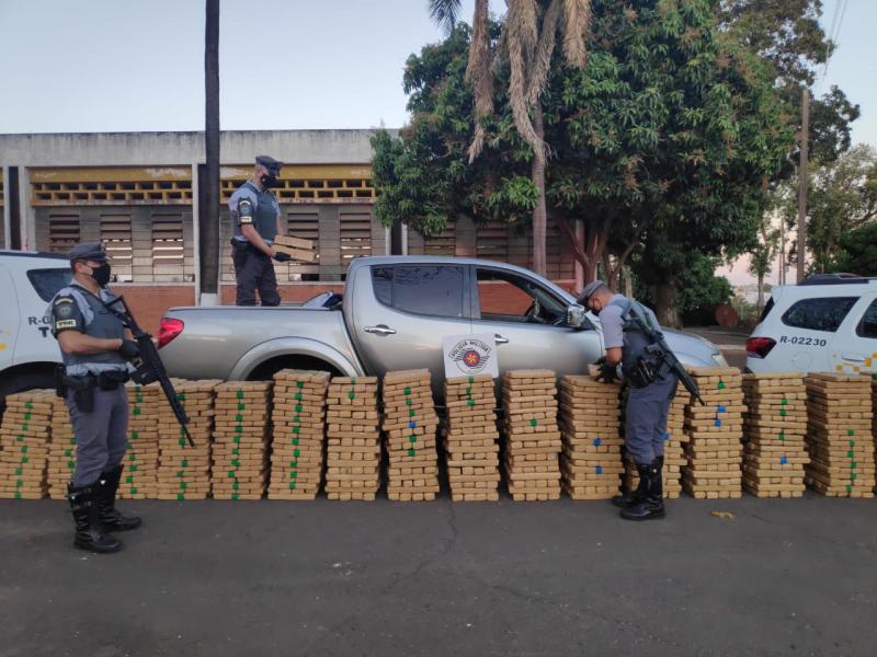 Droga estava dentro da caminhonete abordada na rodovia