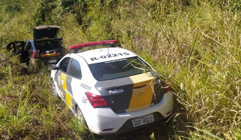 Casal tentou fugir após entrar em uma estrada rural, mas acabou detido em flagrante por tráfico de drogas