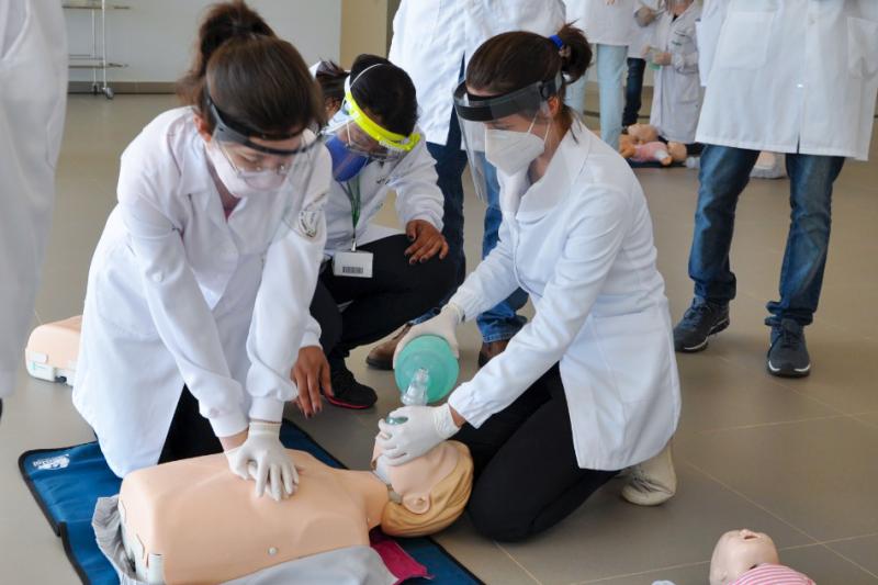 Débora ingressou no 1º semestre de 2020 na Medicina Jaú pelo Prouni; na imagem ela treina a técnica de reanimação durante atividade prática em grupo