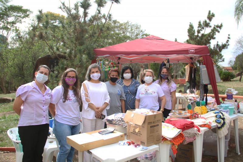 Foram expostos acessórios feitos à mão por artesãs voluntárias, além de roupas e sapatos em bom estado doados por munícipes