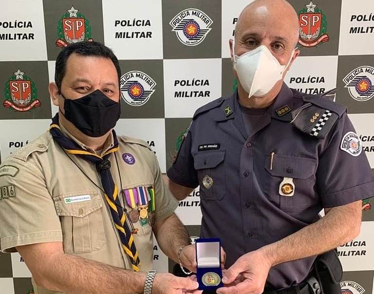 Tenente coronel Aranão entregou a moeda “Guardião do Oeste Paulista”, a Marcelo Costilho