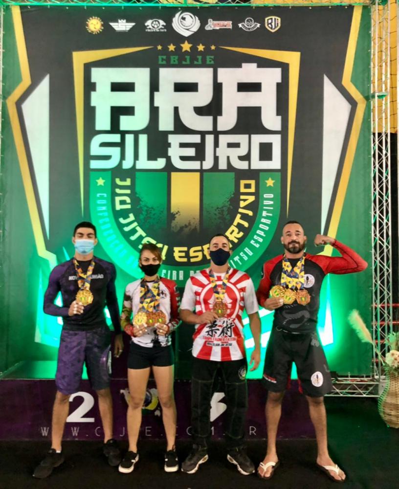 Os quatro atletas da M4BJJ com suas 9 medalhas conquistadas na competição