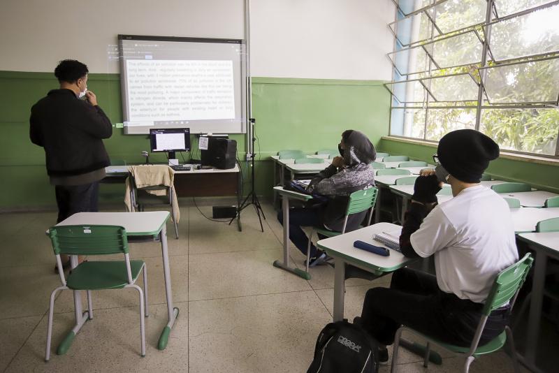 Medida visa gerar renda para população desempregada e oportunizar retorno seguro às escolas