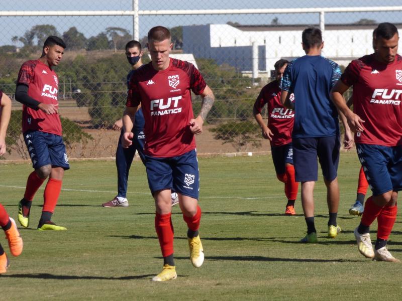 Para testar seu elenco, Alemão entrou com um time no primeiro tempo e outro no segundo