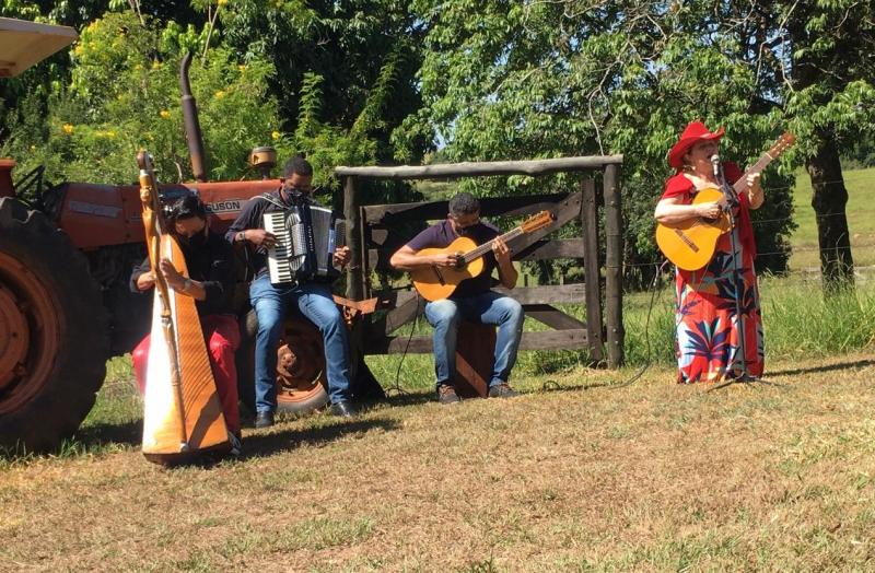 Cida Ajala e seus músicos em momento de trabalho num ambiente que ela adora