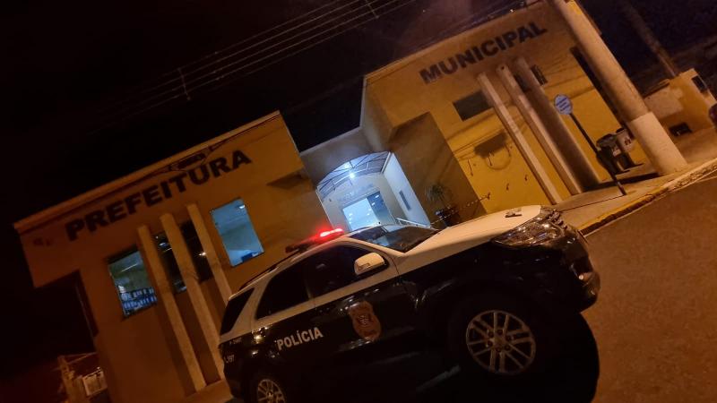 Polícia Civil está na Prefeitura onde apreende computadores que serão periciados pelas equipes durante toda a madrugada